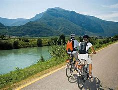 flat cycle path along a lake in Trentino, ideal for family bike rides
